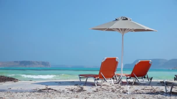 Zwei Sonnenliegen Und Sonnenschirm Strand Sonnigen Tagen — Stockvideo