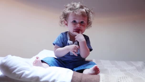 Menino Brincando Uma Cama Quarto — Vídeo de Stock