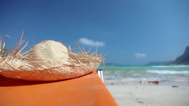 Ψάθινο Καπέλο Αμμώδη Παραλία Διακοπές Έννοια — Αρχείο Βίντεο