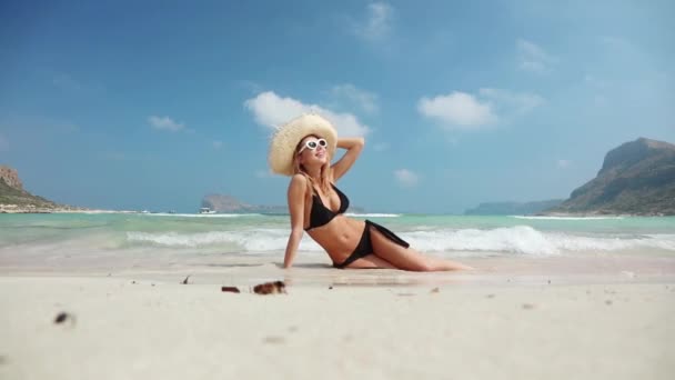 Piękna Młoda Kobieta Słomkowy Kapelusz Strój Kąpielowy Pozowanie Plaży — Wideo stockowe