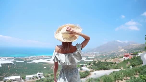 Giovane Donna Guardando Paesaggio Marino Tropicale Resort Vista Posteriore — Video stock gratuito