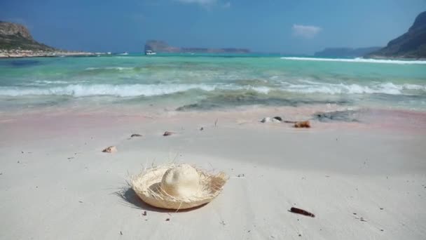 砂浜のビーチ 休日概念で麦わら帽子 — ストック動画