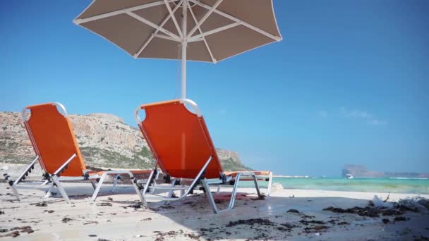 Two Sunbeds Umbrella Sea Shore Sunny Day — Stock Video