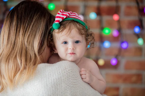 エルフ帽子と背景にフェアリー ライトと母の美しい小さな男の子クリスマス シーズン イメージ — ストック写真
