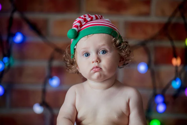 Malý Chlapeček Klobouku Elfí Víla Světla Pozadí Vánoční Čas Sezóny — Stock fotografie
