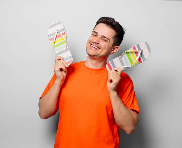 Junger Gutaussehender Mann Orangefarbenem Shirt Und Sandalen Studiobild Auf Weißem — Stockfoto
