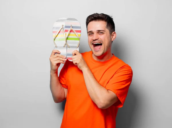 Homem Bonito Jovem Camiseta Laranja Com Sandálias Imagem Estúdio Sobre — Fotografia de Stock