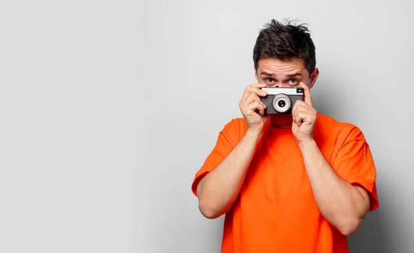 Jonge Knappe Man Oranje Shirt Met Vintage Camera Studio Afbeelding — Stockfoto