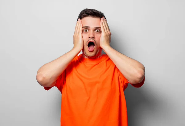 Joven Hombre Guapo Con Camiseta Naranja Imagen Del Estudio Sobre — Foto de Stock