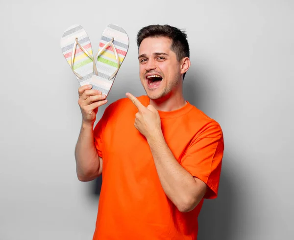 Homem Bonito Jovem Camiseta Laranja Com Sandálias Imagem Estúdio Sobre — Fotografia de Stock