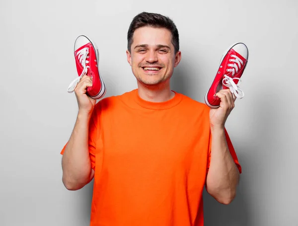 Homem Bonito Novo Shirt Alaranjada Com Gumshoes Vermelhos Imagem Estúdio — Fotografia de Stock