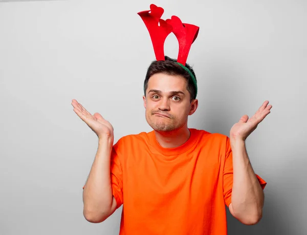 Joven Hombre Guapo Camiseta Naranja Con Cuernos Ciervo Navidad Imagen — Foto de Stock