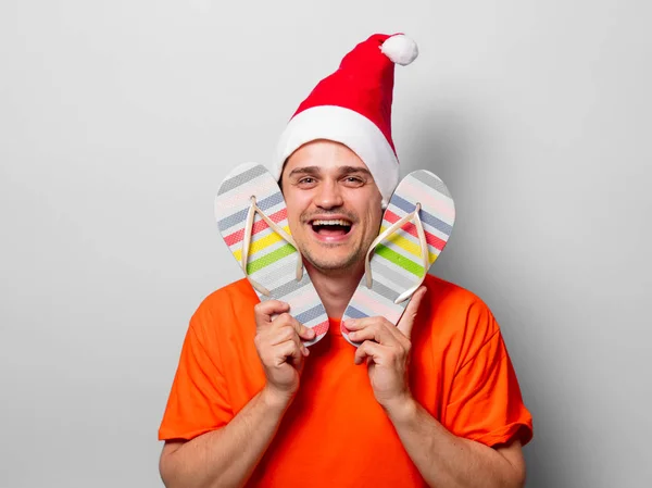 Homem Bonito Jovem Camiseta Laranja Com Chapéu Natal Sandálias Imagem — Fotografia de Stock