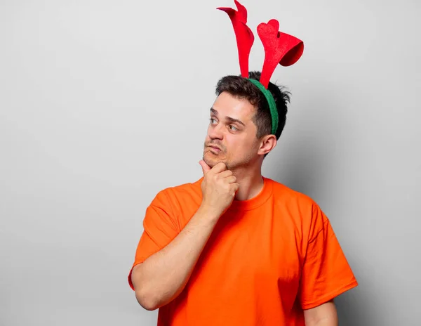 Joven Hombre Guapo Camiseta Naranja Con Cuernos Ciervo Navidad Imagen —  Fotos de Stock