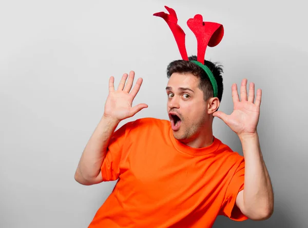 Joven Hombre Guapo Camiseta Naranja Con Cuernos Ciervo Navidad Imagen —  Fotos de Stock