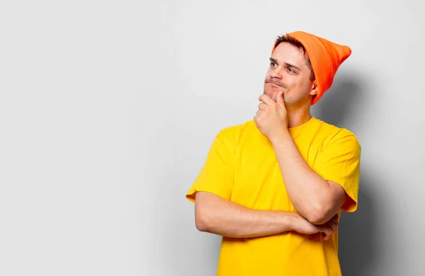 Joven Hombre Guapo Camiseta Amarilla Sombrero Naranja Sobre Fondo Blanco —  Fotos de Stock