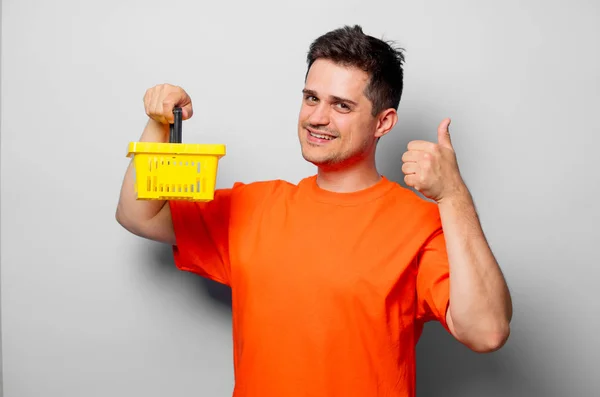 Homem Bonito Jovem Camiseta Laranja Com Cesta Mercado Verão Amarelo — Fotografia de Stock