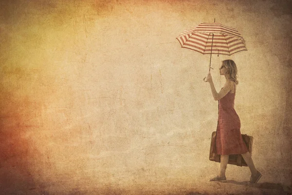 Jonge Vrouw Rode Jurk Met Paraplu Koffer Het Strand Travel — Stockfoto