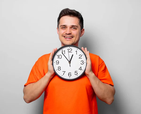 Junger Gutaussehender Mann Orangefarbenem Shirt Mit Großer Uhr Studiobild Auf — Stockfoto
