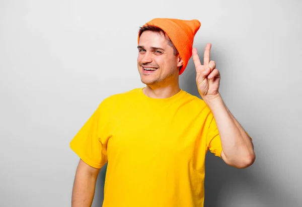 Jovem Homem Bonito Camiseta Amarela Chapéu Laranja Fundo Branco — Fotografia de Stock