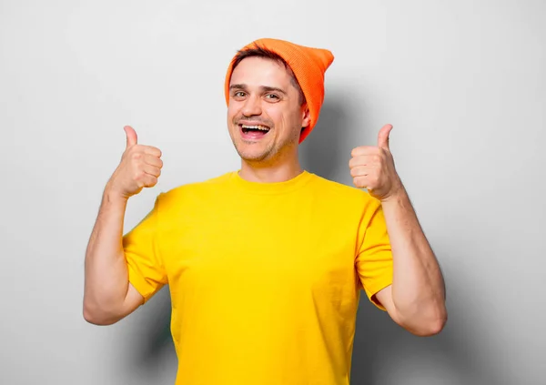 Joven Hombre Guapo Camiseta Amarilla Sombrero Naranja Sobre Fondo Blanco —  Fotos de Stock