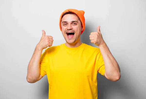 Jonge Knappe Man Geel Shirt Oranje Hoed Witte Achtergrond — Stockfoto