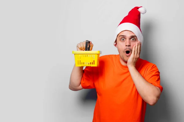 Homem Bonito Jovem Camiseta Laranja Com Chapéu Natal Cesta Supermercado — Fotografia de Stock