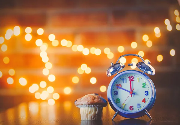 Classic Alarm Clock Cupcake Fairy Lights Background — Stock Photo, Image