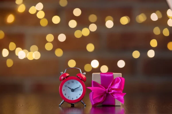 Handgemachte Geschenkbox Mit Lila Schleife Und Wecker Auf Holztisch Mit — Stockfoto