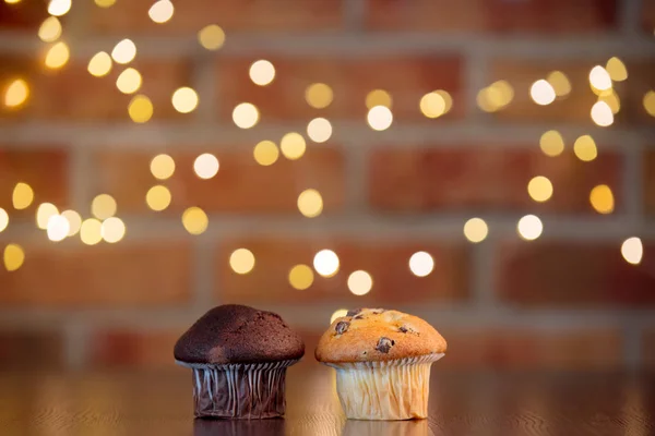 Cupcakes Caseiros Clássicos Chocolate Com Luzes Fadas Bokeh — Fotografia de Stock