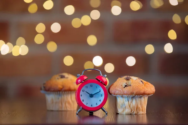 Real Homemade Classic Cupcakes Alarm Clock Fairy Lights Gift Box — Stock Photo, Image