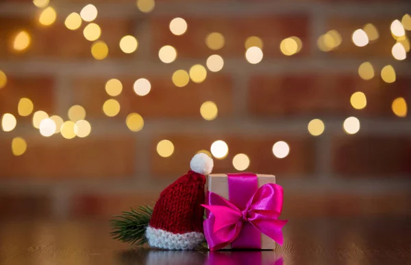 Handgemachte Geschenkschachtel Mit Lila Schleife Und Weihnachtsmann Hut Auf Holztisch — Stockfoto