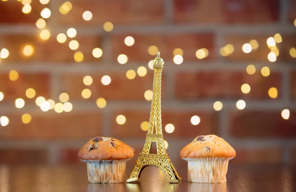 Hausgemachte Klassische Cupcakes Und Eiffelturm Souvenir Feenlichter Und Geschenkbox Bokeh — Stockfoto