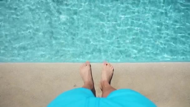 Hög Vinkel Syn Manliga Ben Blå Shorts Nära Pool — Stockvideo