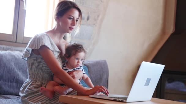 Бизнесвумен с ребенком, работающим с компьютером — стоковое видео