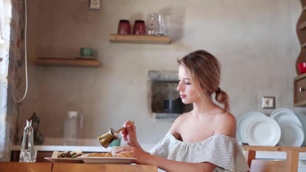 在杯子里倾吐的年轻妇女新鲜煮熟的咖啡 — 图库视频影像