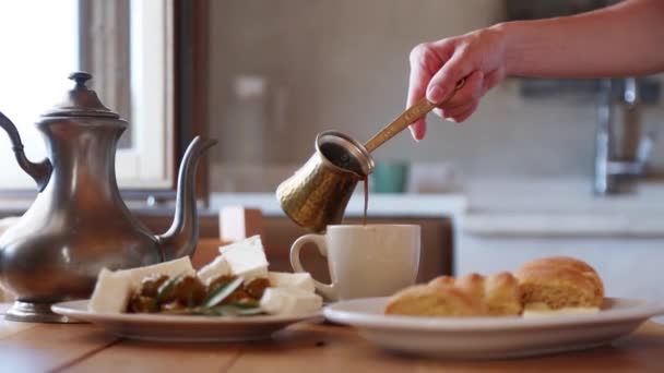 Jonge Vrouw Verse Gekookte Koffie Beker Gieten — Stockvideo