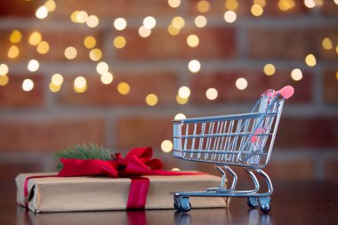 Noel hediye kutusu ve süpermarket bokeh peri ışıkları zemin üzerine sepeti. Tatil sezonu