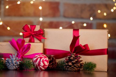 hediye kutuları bokeh peri ışıkları zemin üzerine. Noel tatil sezonu
