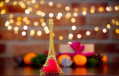 bokeh peri ışıkları zemin üzerine altın Eyfel Kulesi hatıra. Noel tatil sezonu