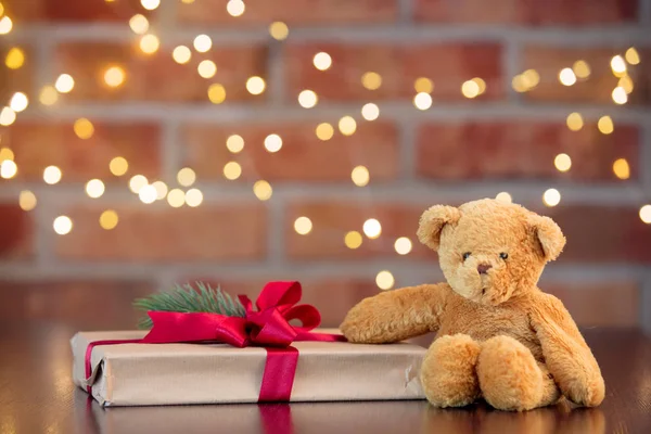 Geschenkbox Mit Roter Schleife Und Teddybär Spielzeug Auf Holztisch Mit — Stockfoto