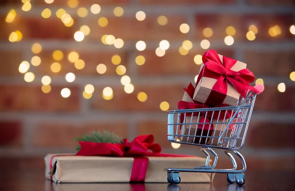 Різдвяна Подарункова Коробка Супермаркетний Візок Повний Подарунків Фоні Казковими Вогнями — стокове фото