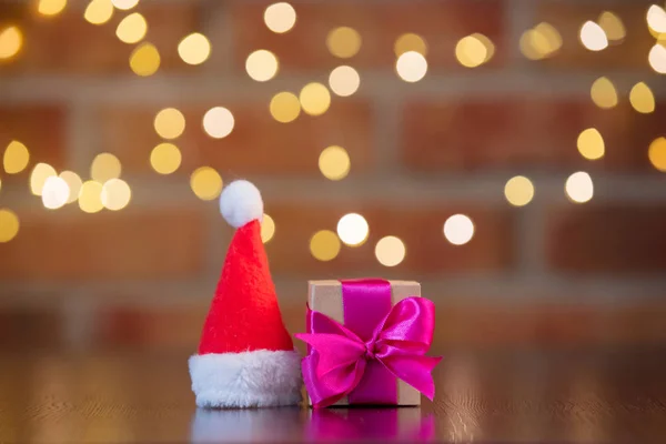 Handgjord Presentbox Med Lila Båge Och Jultomten Hatt Träbord Med — Stockfoto