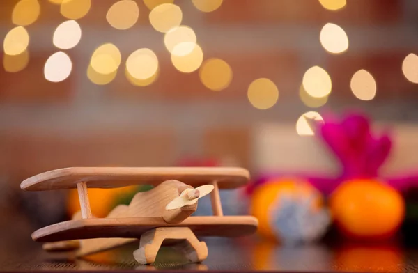 Brinquedo Avião Madeira Fundo Com Luzes Fadas Bokeh Natal Época — Fotografia de Stock