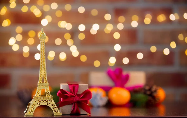 Golden Eiffel Tower Souvenir Background Fairy Lights Bokeh Christmas Holiday — Stock Photo, Image