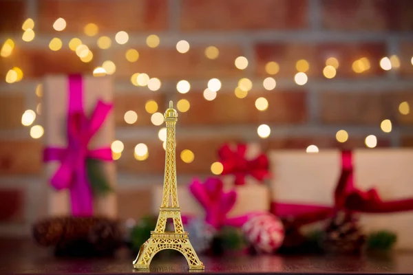 Recuerdo Torre Eiffel Dorada Fondo Con Luces Hadas Bokeh Navidad —  Fotos de Stock
