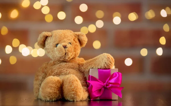 Handgemachte Geschenkschachtel Mit Lila Schleife Und Teddybär Auf Holztisch Mit — Stockfoto