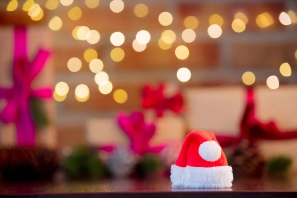 Santa Claus Şapka Bokeh Peri Işıkları Zemin Üzerine Noel Tatil — Stok fotoğraf