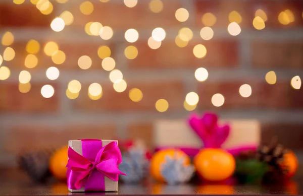 礼物盒在背景与仙女灯在散景 圣诞佳节 — 图库照片