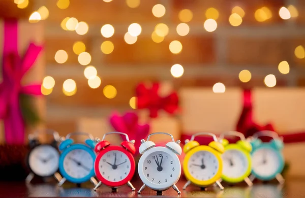 Groep Wekkers Achtergrond Met Fairy Verlichting Geschenken Bokeh Christmas Holiday — Stockfoto